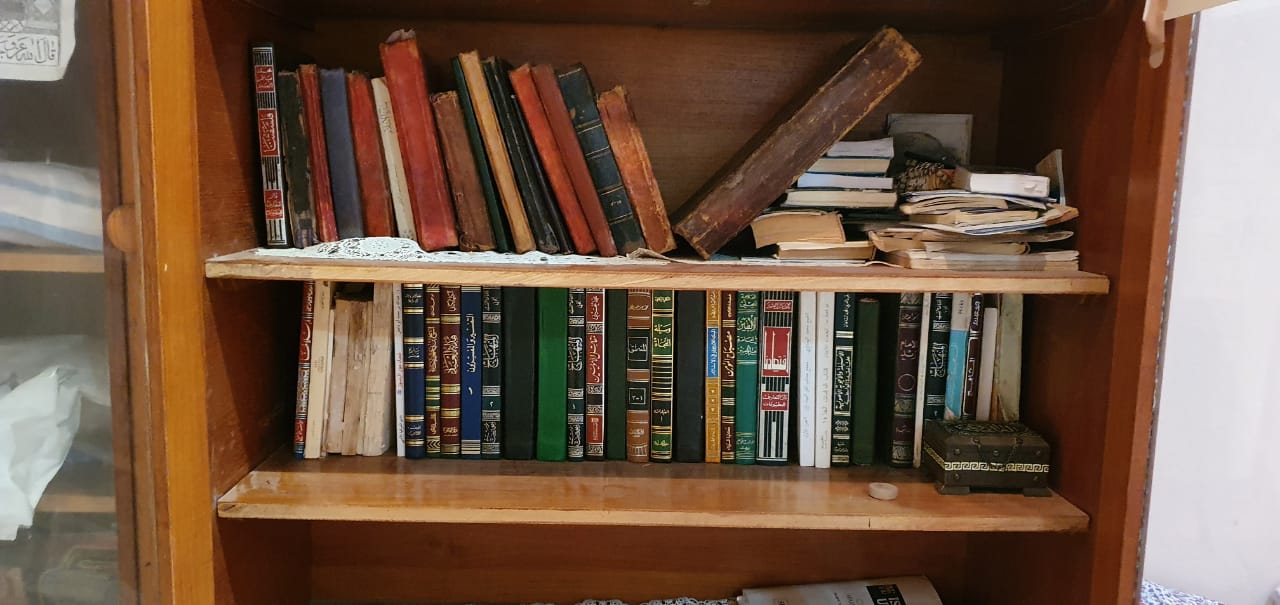  لقطة لمكتبة الوالد ويلاحظ فبها كتب قديمة   